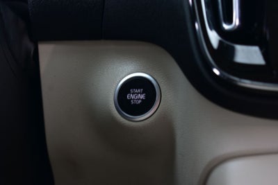 2023 Volvo XC40 B5 Plus Dark Theme