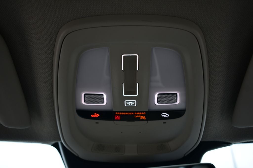 2023 Volvo XC40 B5 Plus Dark Theme