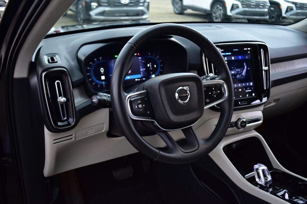 2023 Volvo XC40 B5 Plus Dark Theme