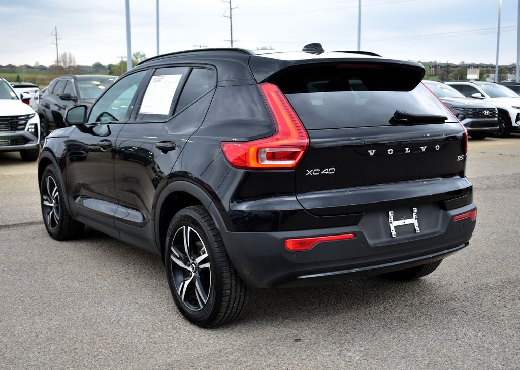 2023 Volvo XC40 B5 Plus Dark Theme