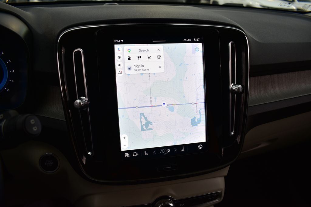 2023 Volvo XC40 B5 Plus Dark Theme