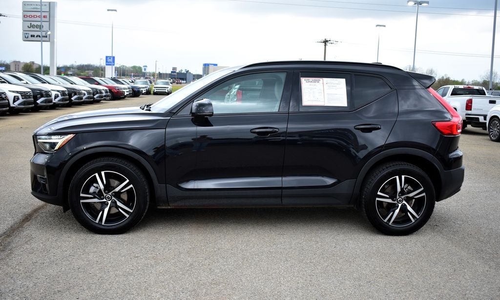 2023 Volvo XC40 B5 Plus Dark Theme