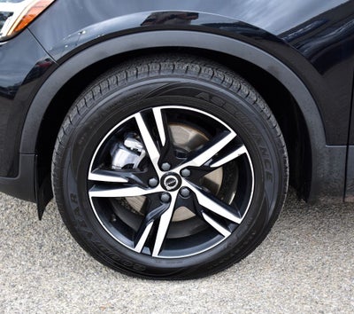 2023 Volvo XC40 B5 Plus Dark Theme