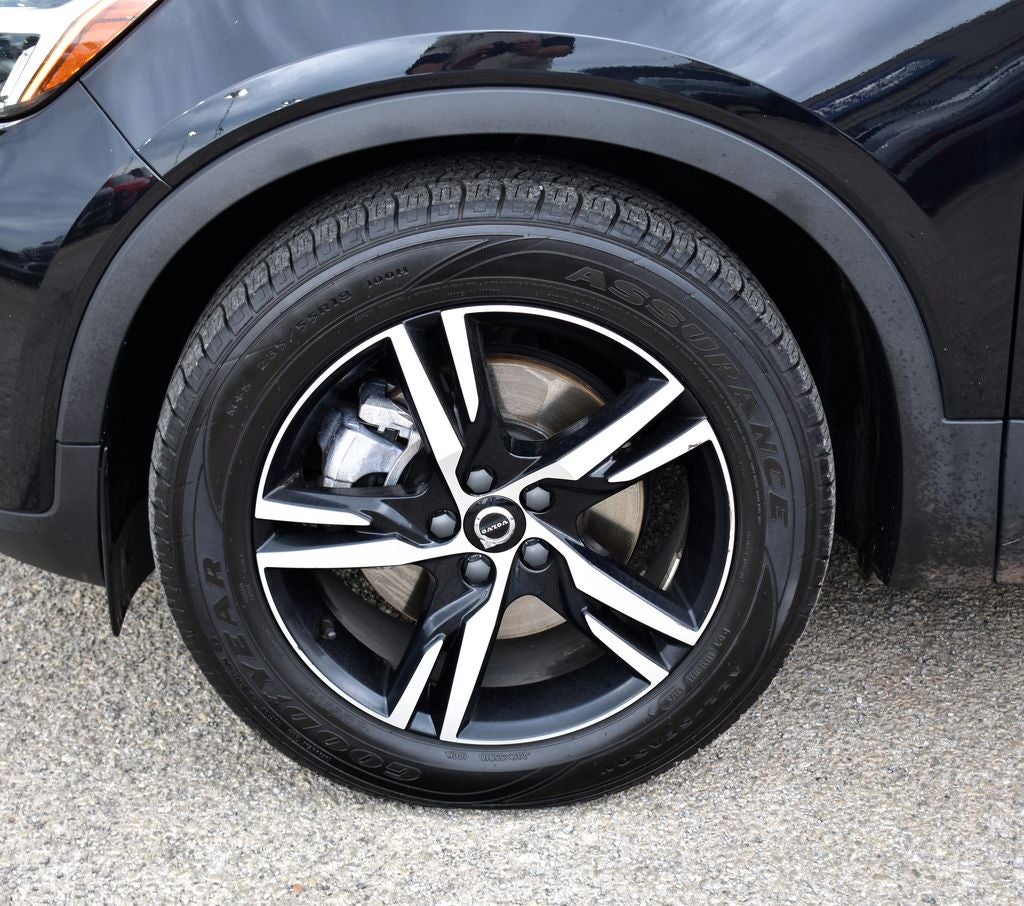 2023 Volvo XC40 B5 Plus Dark Theme