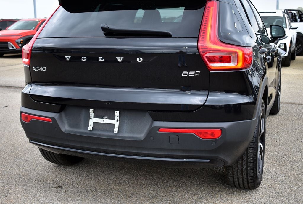 2023 Volvo XC40 B5 Plus Dark Theme